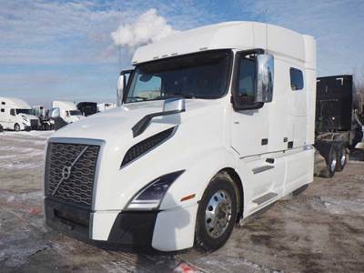 Volvo VNL 740 Sleeper Semi Truck - Cummins 450HP