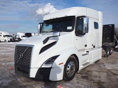 Volvo VNL 740 Sleeper Semi Truck - D13 455HP