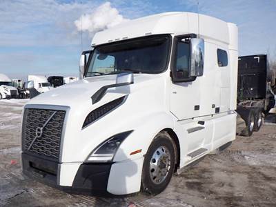 Volvo VNL 740 Sleeper Semi Truck - D13 455HP
