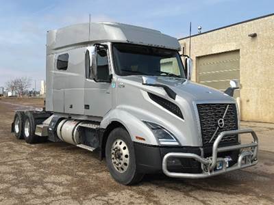 Volvo VNL 740 Sleeper Semi Truck - D13 455HP