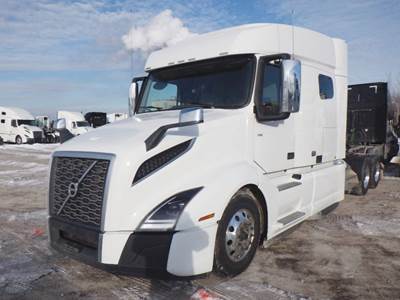 Volvo VNL 740 Sleeper Semi Truck - D13TC 455HP