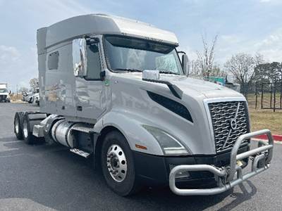 Volvo VNL 740 Sleeper Semi Truck - D13 455HP