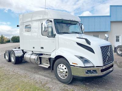 Volvo VNL 740 Sleeper Semi Truck - D13 455HP