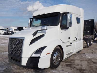 Volvo VNL 740 Sleeper Semi Truck - D13TC 455HP