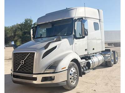 Volvo VNL 740 Sleeper Semi Truck - D13 455HP