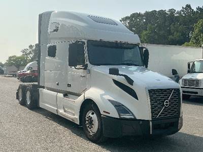 Volvo VNL 760 Sleeper Semi Truck - D13 455HP