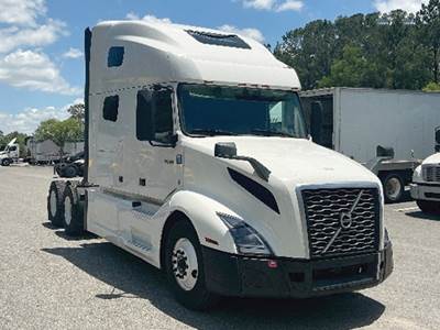Volvo VNL 760 Sleeper Semi Truck - D13 455HP