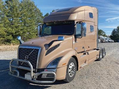 Volvo VNL 760 Sleeper Semi Truck - D13 455HP