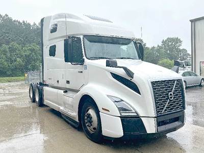 Volvo VNL 760 Sleeper Semi Truck - D13 455HP