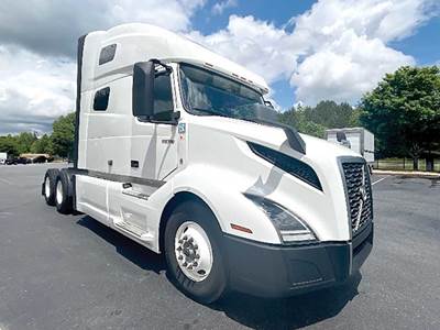 Volvo VNL 760 Sleeper Semi Truck - D13 455HP