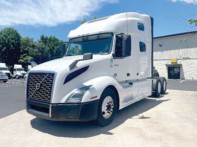 Volvo VNL 760 Sleeper Semi Truck - D13 455HP