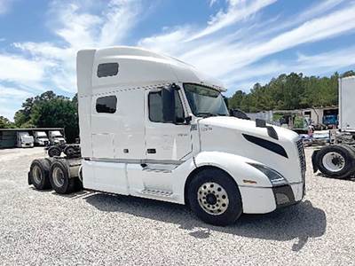 Volvo VNL 760 Sleeper Semi Truck - D13 455HP
