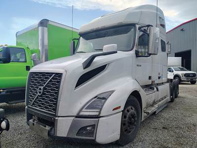 Volvo VNL 760 Sleeper Semi Truck - D13 500HP
