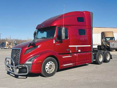 Volvo VNL 760 Sleeper Semi Truck - D13 455HP