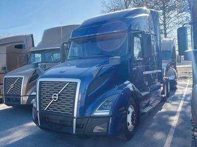 Volvo VNL 760 Sleeper Semi Truck - D13 425HP