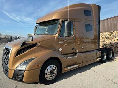 Volvo VNL 760 Sleeper Semi Truck - D13 405HP