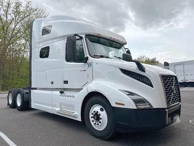 Volvo VNL 760 Sleeper Semi Truck - D13 455HP