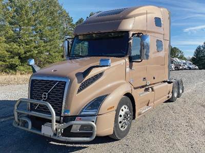 Volvo VNL 760 Sleeper Semi Truck - D13 455HP