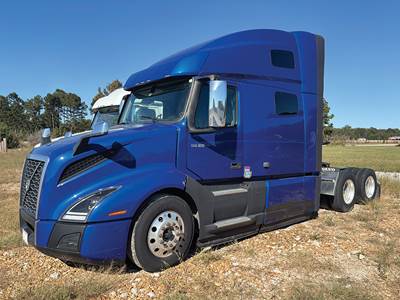 Volvo VNL 760 Sleeper Semi Truck - D13 455HP