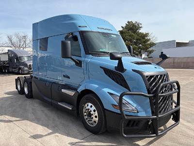 Volvo VNL 840 Sleeper Semi Truck - D13 455HP