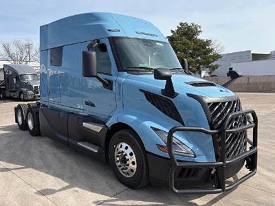 Volvo VNL 840 Sleeper Semi Truck - D13TC 455HP