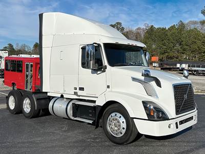 Volvo VNL630 Sleeper Semi Truck - D13 425HP