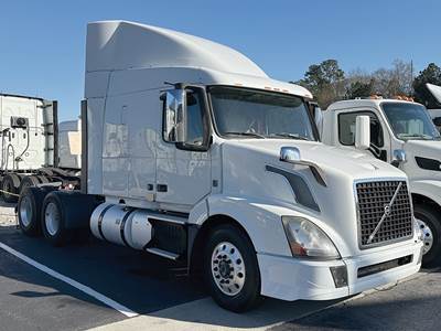Volvo VNL630 Sleeper Semi Truck - D13 425HP