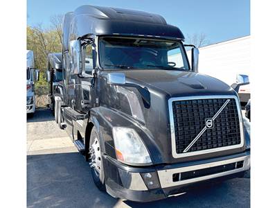 Volvo VNL670 Sleeper Semi Truck - D13 455HP