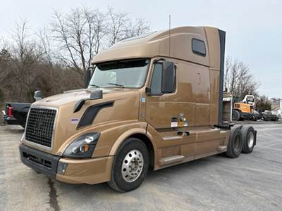 Volvo VNL670 Sleeper Semi Truck - D13 445HP