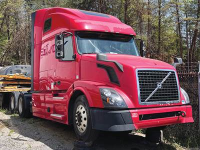 Volvo VNL670 Sleeper Semi Truck - D13 425HP