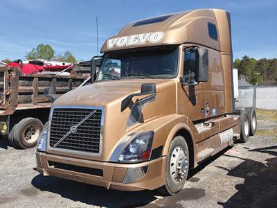 Volvo VNL670 Sleeper Semi Truck - D13 405HP