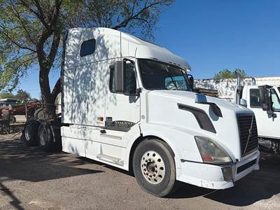 Volvo VNL670 Sleeper Semi Truck - Cummins 400HP