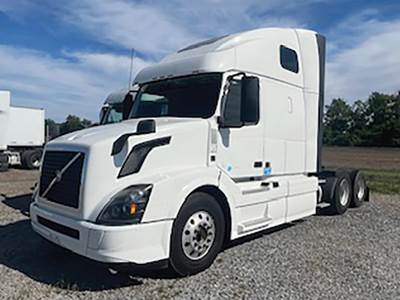 Volvo VNL670 Sleeper Semi Truck - D13 455HP