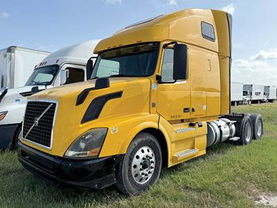 Volvo VNL670 Sleeper Semi Truck - D13 455HP