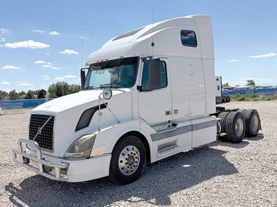 Volvo VNL670 Sleeper Semi Truck - Cummins 400HP