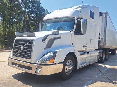 Volvo VNL670 Sleeper Semi Truck - D13 455HP