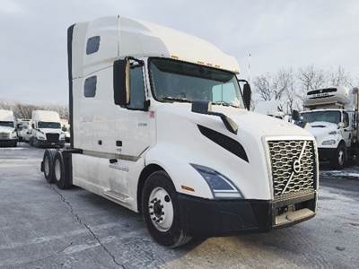 Volvo VNL760 Sleeper Semi Truck - D13 455HP