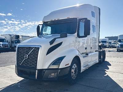 Volvo VNL760 Sleeper Semi Truck - D13 405HP