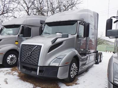 Volvo VNL760 Sleeper Semi Truck - D13 425HP