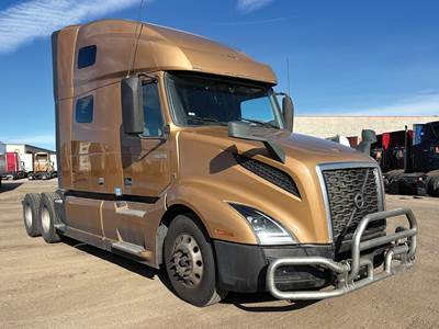 Volvo VNL760 Sleeper Semi Truck - D13 405HP