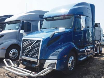 Volvo VNL760 Sleeper Semi Truck - D13 425HP