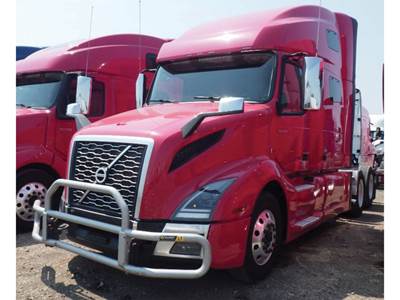 Volvo VNL760 Sleeper Semi Truck - D13 455HP