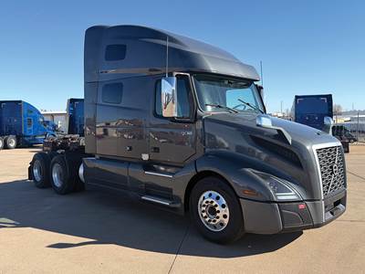 Volvo VNL760 Sleeper Semi Truck - D13 455HP