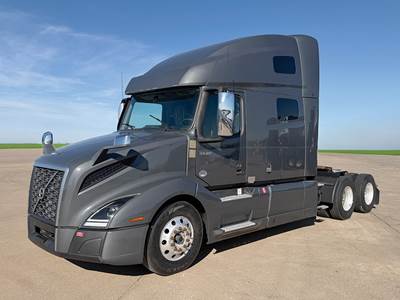 Volvo VNL760 Sleeper Semi Truck - D13 455HP