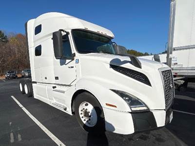 Volvo VNL760 Sleeper Semi Truck - D13 425HP