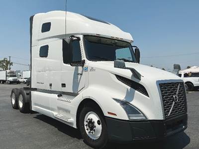 Volvo VNL760 Sleeper Semi Truck - D13 455HP