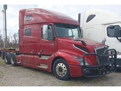 Volvo VNL760 Sleeper Semi Truck - D13 455HP
