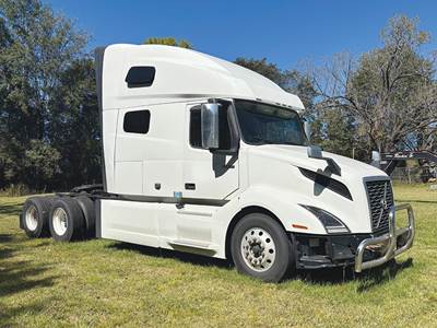 Volvo VNL760 Sleeper Semi Truck - D13 425HP