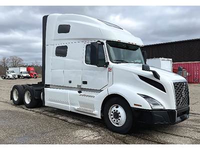 Volvo VNL760 Sleeper Semi Truck - D13 455HP