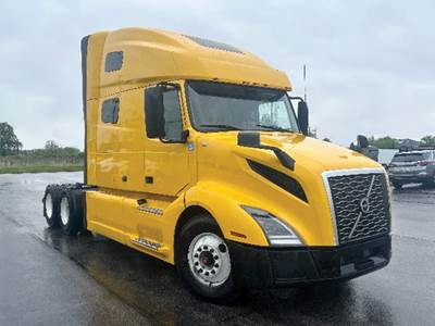 Volvo VNL760 Sleeper Semi Truck - D13 455HP